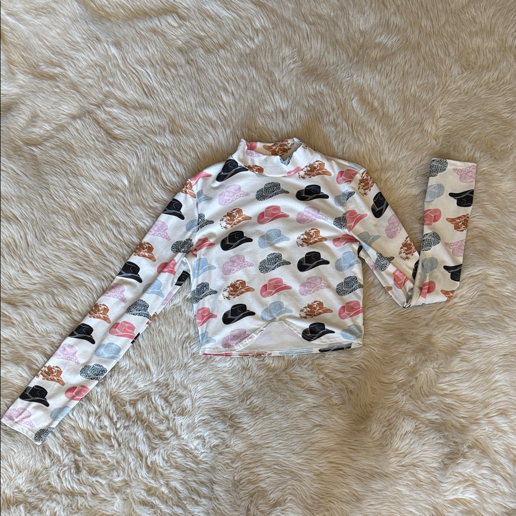 Long-Sleeve Mock Neck Crop Top In Multicolor Hat Print